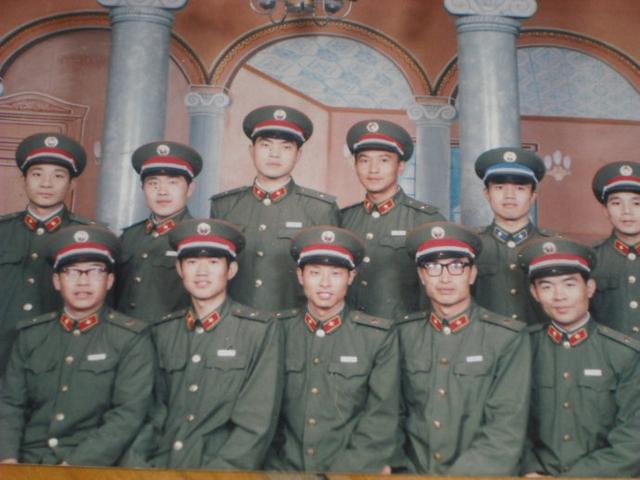 老戰友借20W十年不還，上門討要卻給一瓶酒，回家一看他熱淚盈眶