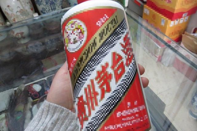老戰友借20W十年不還，上門討要卻給一瓶酒，回家一看他熱淚盈眶