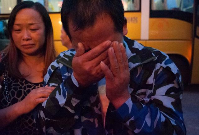 老戰友借20W十年不還，上門討要卻給一瓶酒，回家一看他熱淚盈眶