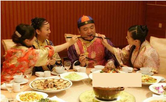 兒子帶女友回家，她熱情給我夾了5次菜，吃完飯我逼兒子和她分手