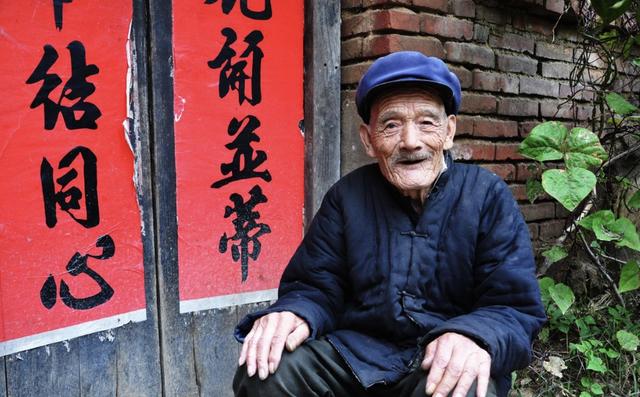 父親不識字讓兒媳代取錢，回家再看餘額，老婆的用心讓我淚流滿面