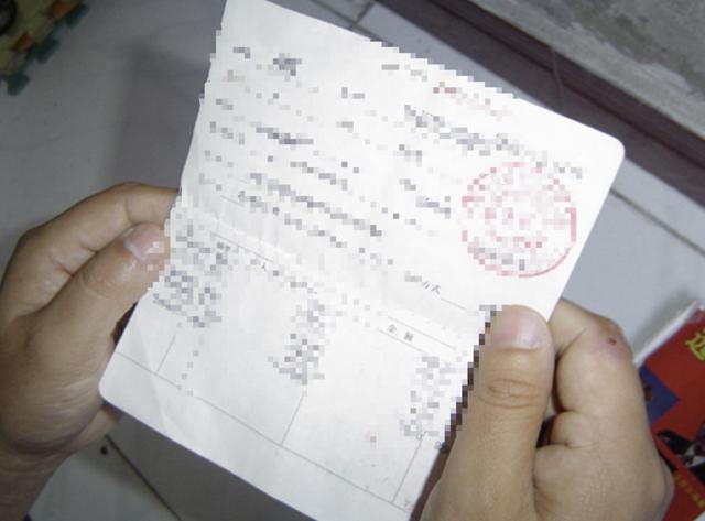 父親不識字讓兒媳代取錢，回家再看餘額，老婆的用心讓我淚流滿面