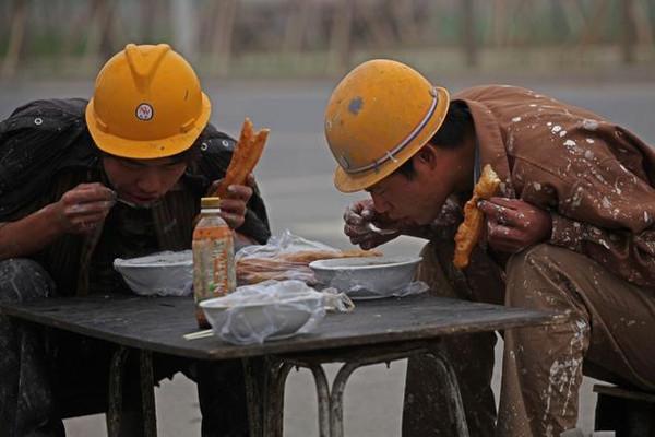 妻子去世不久我再婚，結婚典禮接到她寄的賀禮，打開我泣不成聲