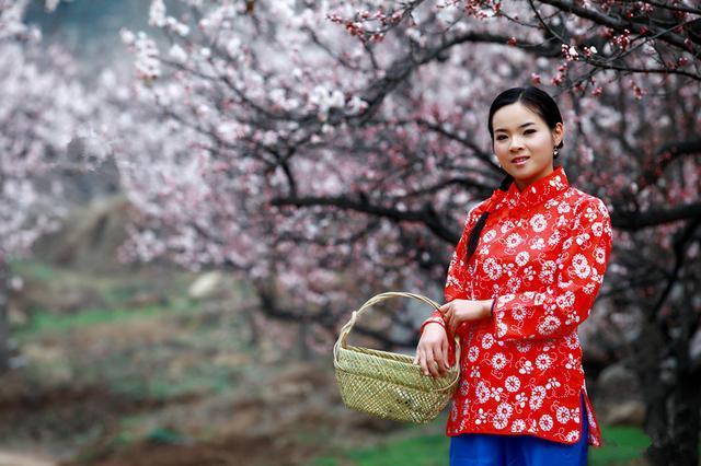 妻子去世不久我再婚，結婚典禮接到她寄的賀禮，打開我泣不成聲
