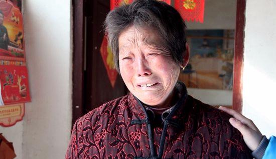 老公每月寄來七千，卻從不回家，帶孩子去找他，推開門我淚如雨下