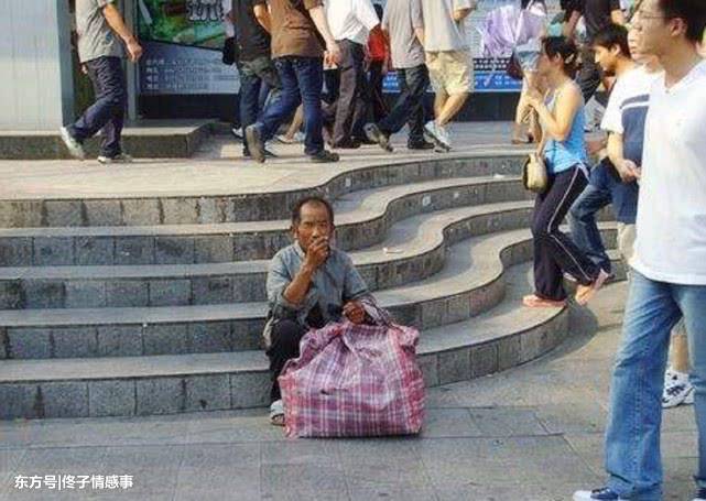 公公扮乞丐回來，三個兒媳都不管他，我好好招待，驚喜來了