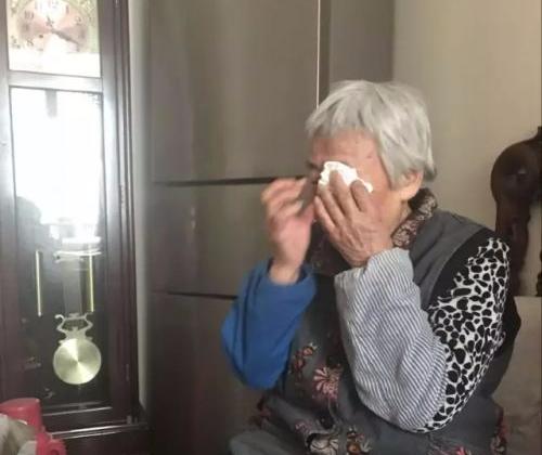 兒子多年未歸老人抱怨，她在兒媳房間找針線，拉開抽屜她淚如雨下