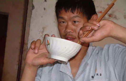 為給兒子娶媳婦，無情把閨女嫁鎮上傻子，妹夫回門我躺被窩一整天