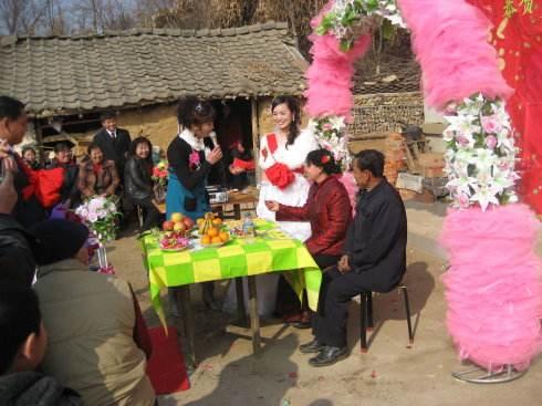 為給兒子娶媳婦，無情把閨女嫁鎮上傻子，妹夫回門我躺被窩一整天