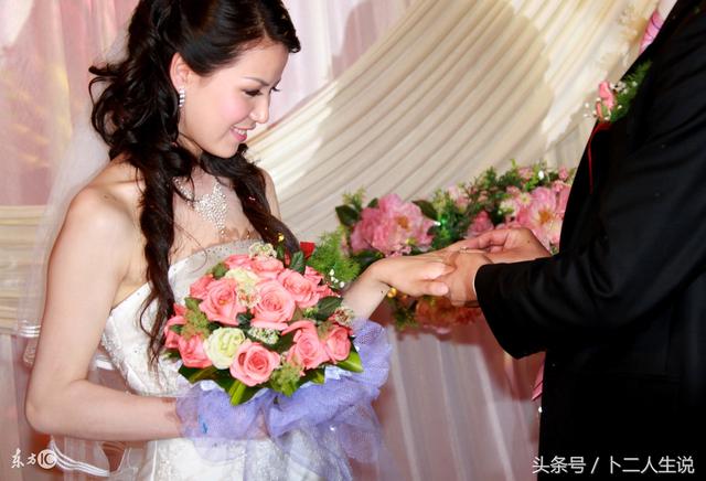 前夫再婚邀請我，我去參加，見到新娘，我送上鞋子，前夫又鬧起了離婚