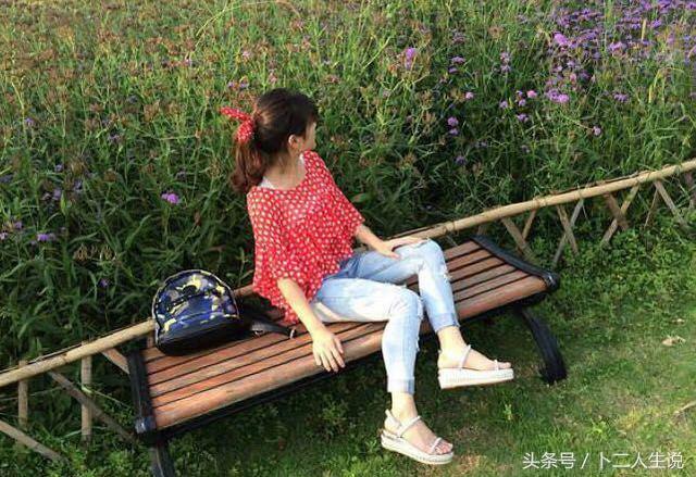 前夫再婚邀請我，我去參加，見到新娘，我送上鞋子，前夫又鬧起了離婚