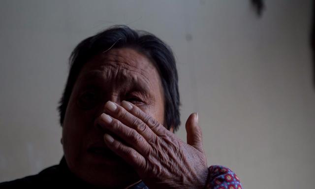 我煲雞湯給孫子補身體，兒媳順手倒桶里，門外聽到對話我熱淚盈眶