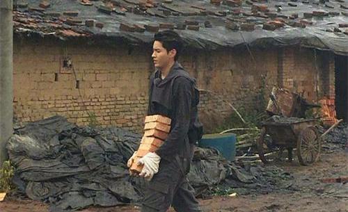 農名工雨夜在農婦家躲雨，20年後兒子上門要錢，他卻送兒子去搬磚