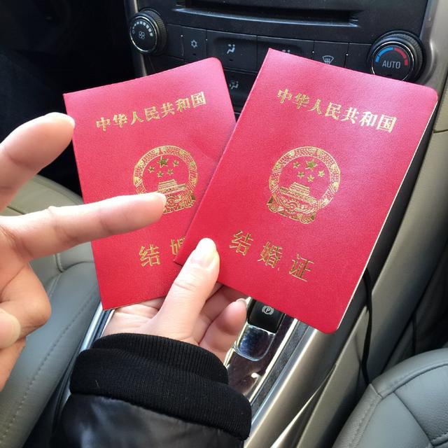 無償伺候女友爺爺三年，領證時收到一條簡訊，拿起一看我淚如雨下