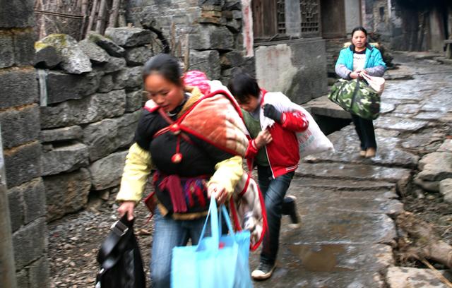 回娘家借錢不受歡迎，臨走嫂子給我一袋土豆，到家打開我熱淚盈眶