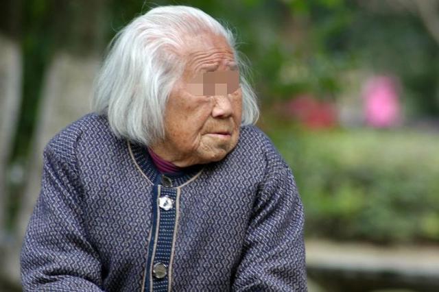 每月3號婆婆都偷偷給小姑子送只碗，兒媳好奇跟蹤，推開門傻了