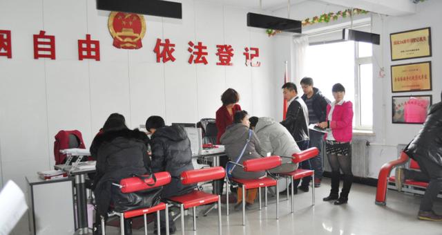 在民政局排隊領證，准婆婆打電話過來，聽到她說的話後我轉身就走
