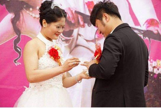 新婚夜，妹妹死活要留下陪我，第2天看到廁所的丈夫，妹泣不成聲