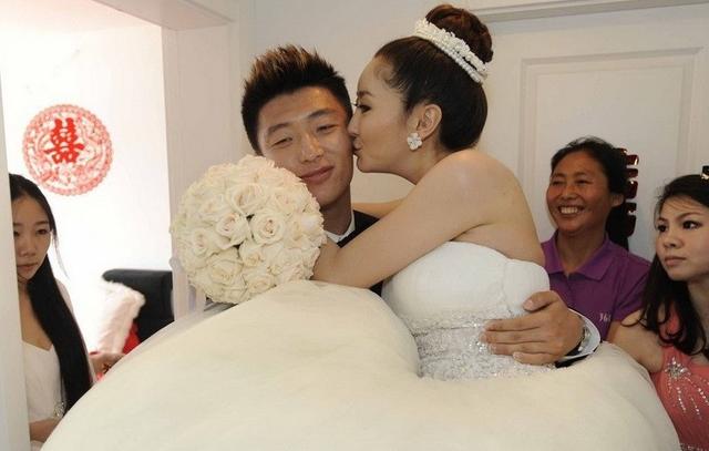 無悔入贅城裡女友家，結婚當天收到一條簡訊，看完我哭著趕回老家