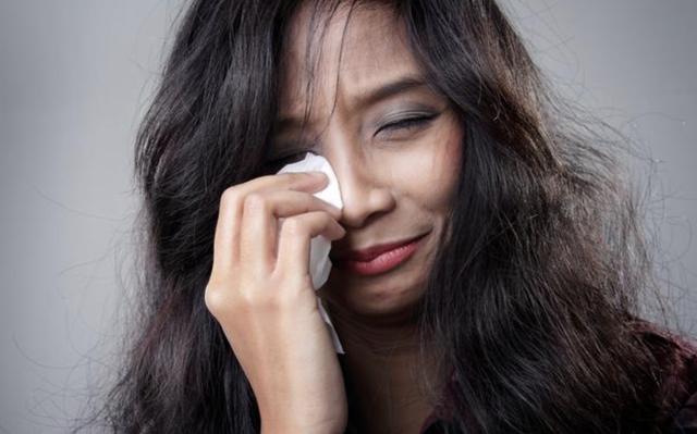 鄉下婆婆寄來手織毛衣，我嫌土氣準備丟掉，從袋子拿出我熱淚盈眶