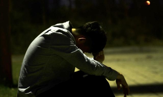 妻子進城當保姆每月寄回萬元，過完年我去找她，推開門我淚如雨下