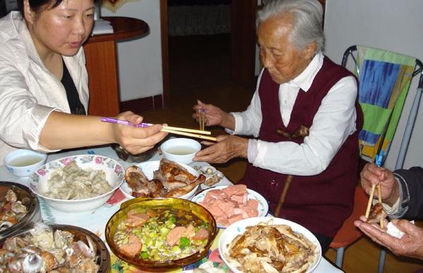 養子接我去養老，餐桌上孫子把碗一摔，我拿出存摺他主動給我夾菜