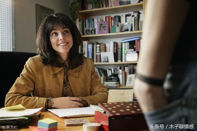 兒媳過生日，卻發現她身上都是淤青，聽完她的話我憤怒了