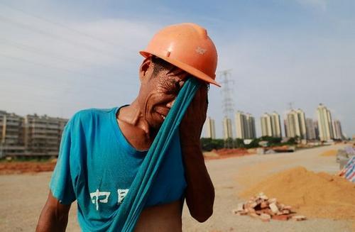 兒子每月寄回一千三年未歸，看到兒媳錢包的黑白照片，他泣不成聲