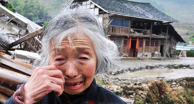 兒子每月寄回一千三年未歸，看到兒媳錢包的黑白照片，他泣不成聲