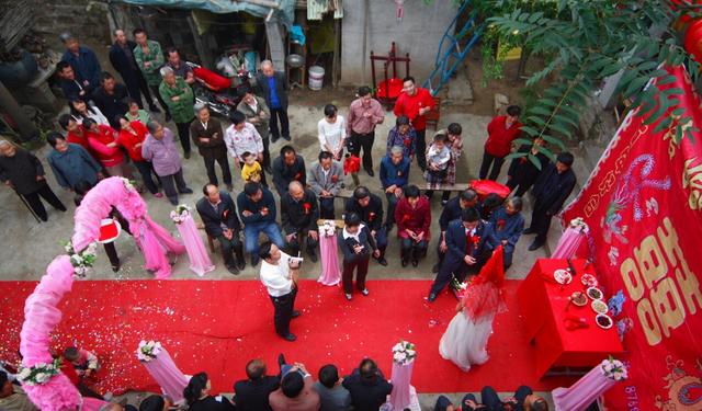 為籌集藥費我和傻老公結婚，半夜聽到婆婆的對話，我熱淚盈眶