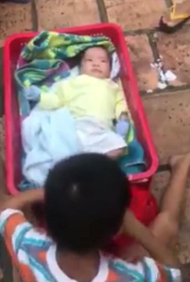兩個孩子被遺棄在路邊，哥哥守著弟弟不願離開，媽媽卻跑了（內附視頻） -