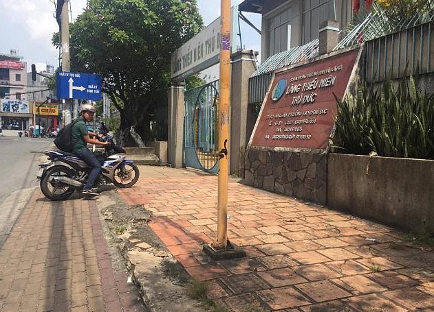 兩個孩子被遺棄在路邊，哥哥守著弟弟不願離開，媽媽卻跑了（內附視頻） -