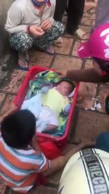 兩個孩子被遺棄在路邊，哥哥守著弟弟不願離開，媽媽卻跑了（內附視頻） -