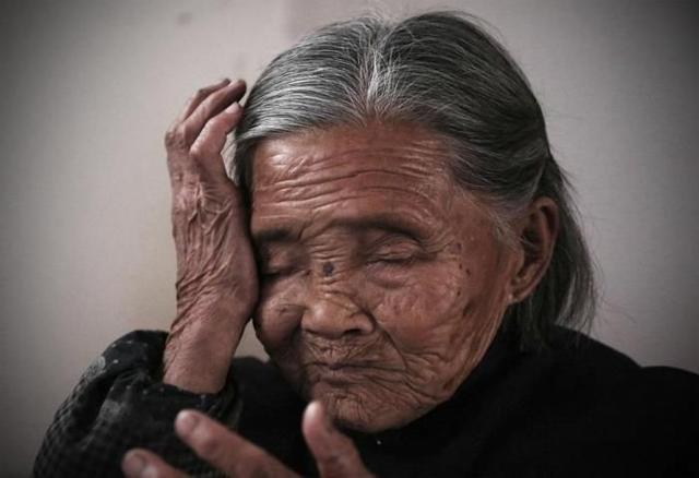 女兒遠嫁農村失聯多年，我坐火車去看她，見到女兒我流下悔恨淚水