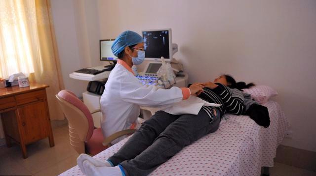 懷孕後回婆家待產，送婆婆一個玉手鐲，第二天卻戴在弟媳手上