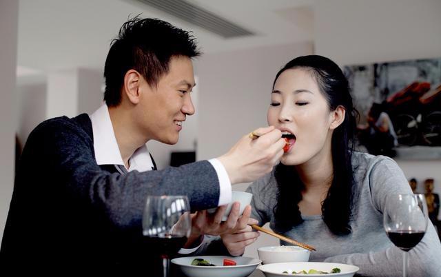 收入減少後妻子每天購物，吃飯時看見她手上的戒指痕，我淚如雨下