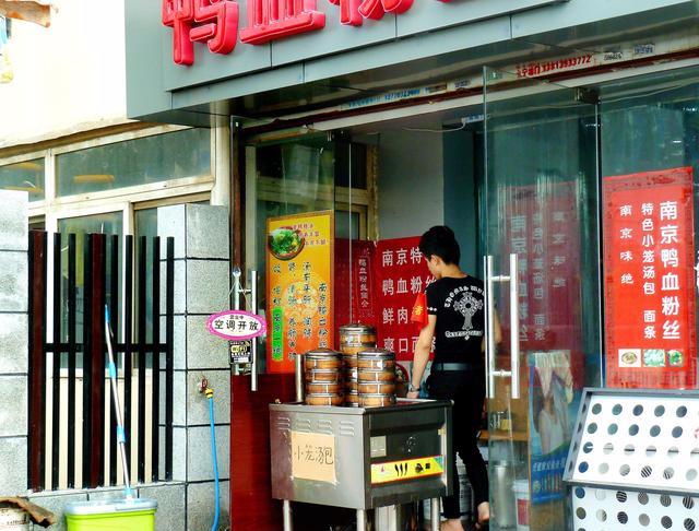 小伙創業失敗沒錢吃飯，朋友主動借給他，家門外聽到對話他抹眼淚