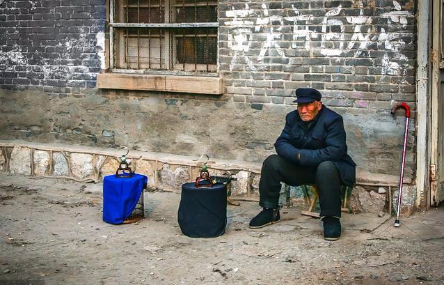 小伙創業失敗沒錢吃飯，朋友主動借給他，家門外聽到對話他抹眼淚