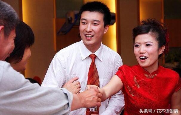 男子在城裡打工，每月給老婆三千塊錢，回家推開門後，他掀了桌子