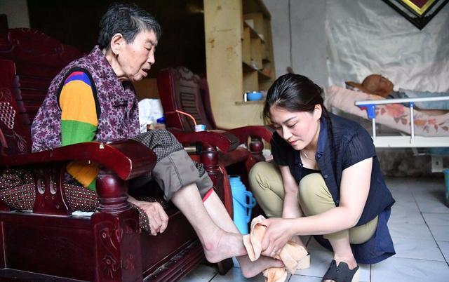 在婆家住我丟了手鍊，打開婆婆的舊衣櫃後，我瞞著老公留下一萬元