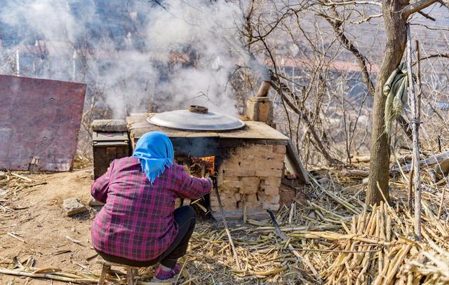 帶兒子回鄉下探望婆婆，中午她遲遲不來吃飯，走進灶台我熱淚盈眶