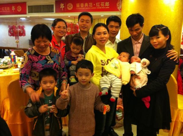 侄子滿月我隨禮一百，散席後嫂子給一包剩菜，到家一看我熱淚盈眶