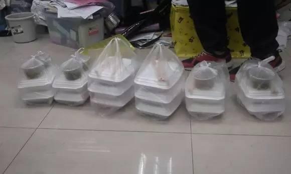 侄子滿月我隨禮一百，散席後嫂子給一包剩菜，到家一看我熱淚盈眶