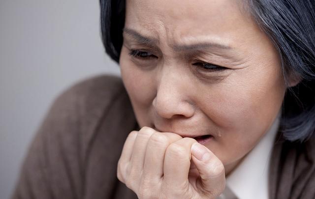 侄子滿月我隨禮一百，散席後嫂子給一包剩菜，到家一看我熱淚盈眶