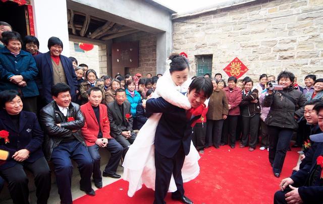 小姑出嫁婆婆收20W，我過門沒給一分彩禮，拿著存摺我偷偷去銀行