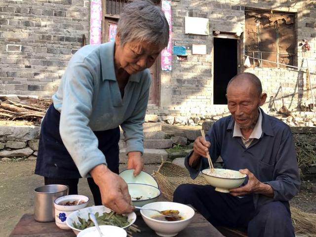 請婆婆幫忙接送小孩，每次她都晚到一小時，知道實情我熱淚盈眶