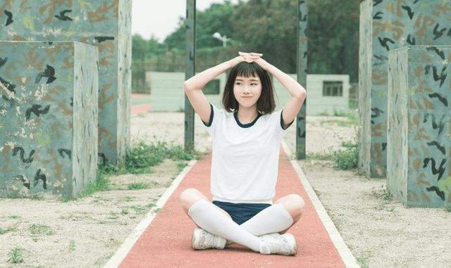 小姑子死皮賴臉借走五萬，五年後還了回來，去銀行存錢時我愣了