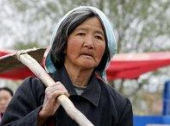 幫兒子帶孩子，飯菜好了我先喂孫子，再回桌上我淚流不止！
