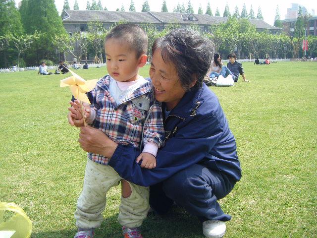 幫兒子帶孩子，飯菜好了我先喂孫子，再回桌上我淚流不止！