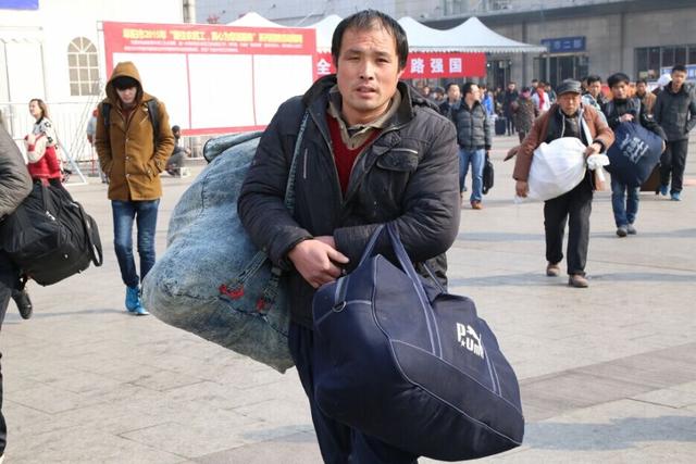 打工工資全部寄回家，五年後返鄉與妻子團聚，推開房門我淚如雨下
